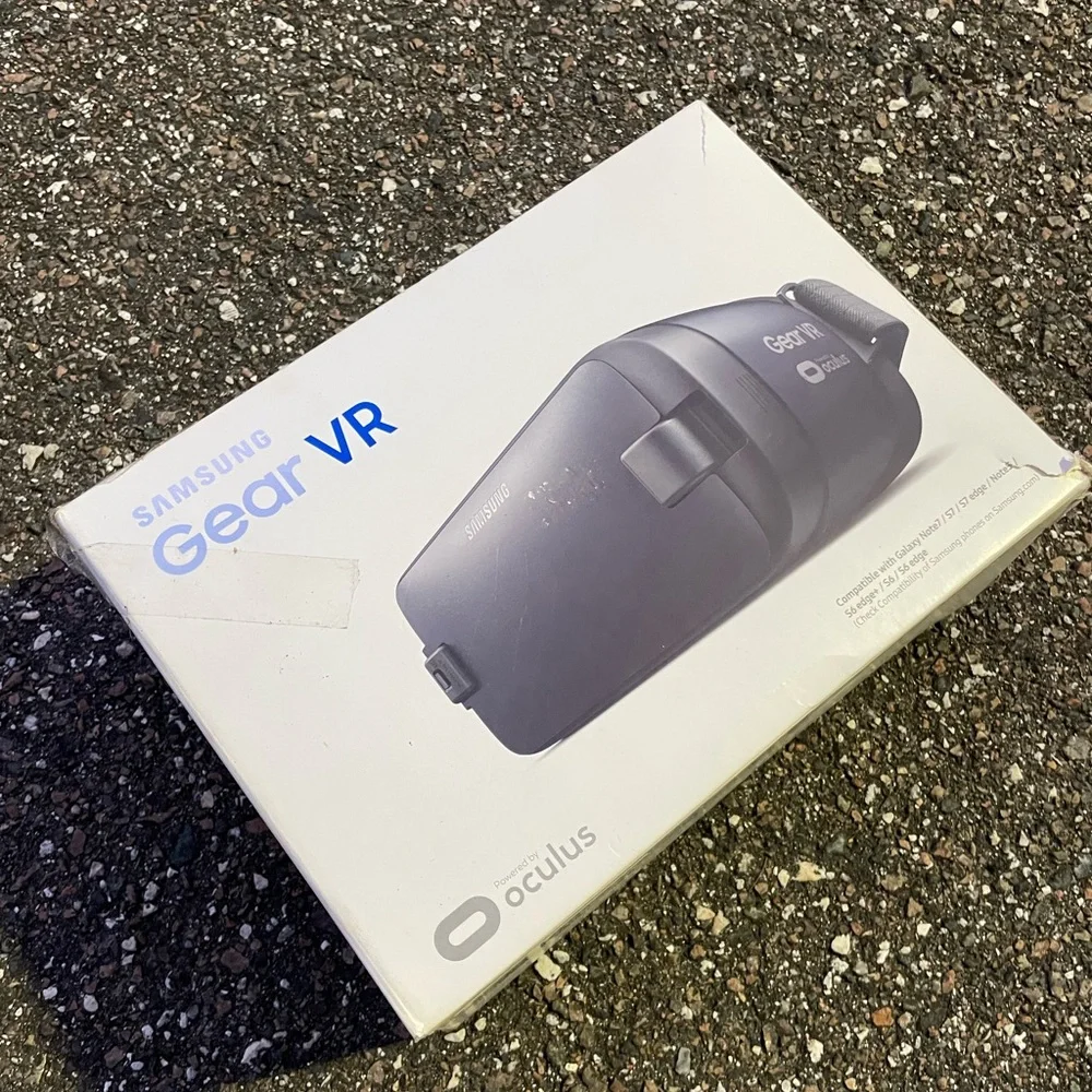 Samsung Gear VR Oculus Headset SM-R323 w/ Box Adapter Included